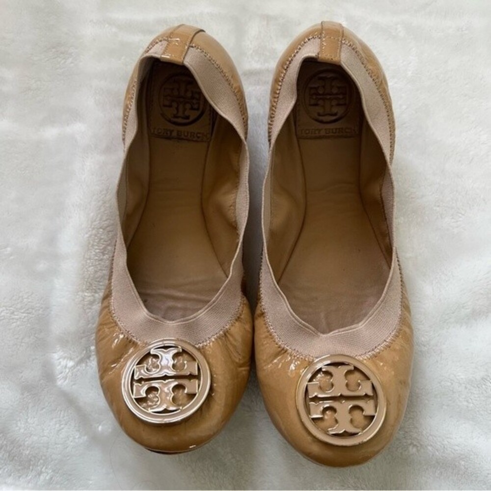 Tory Burch Patent Leather Caroline Ballet Flat Size 6 1/2 Nude Beige Designer